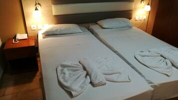 Habitación básica con 1 cama matrimonial o 2 individuales | Tabla de planchar con plancha, cunas gratuitas, wifi y ropa de cama