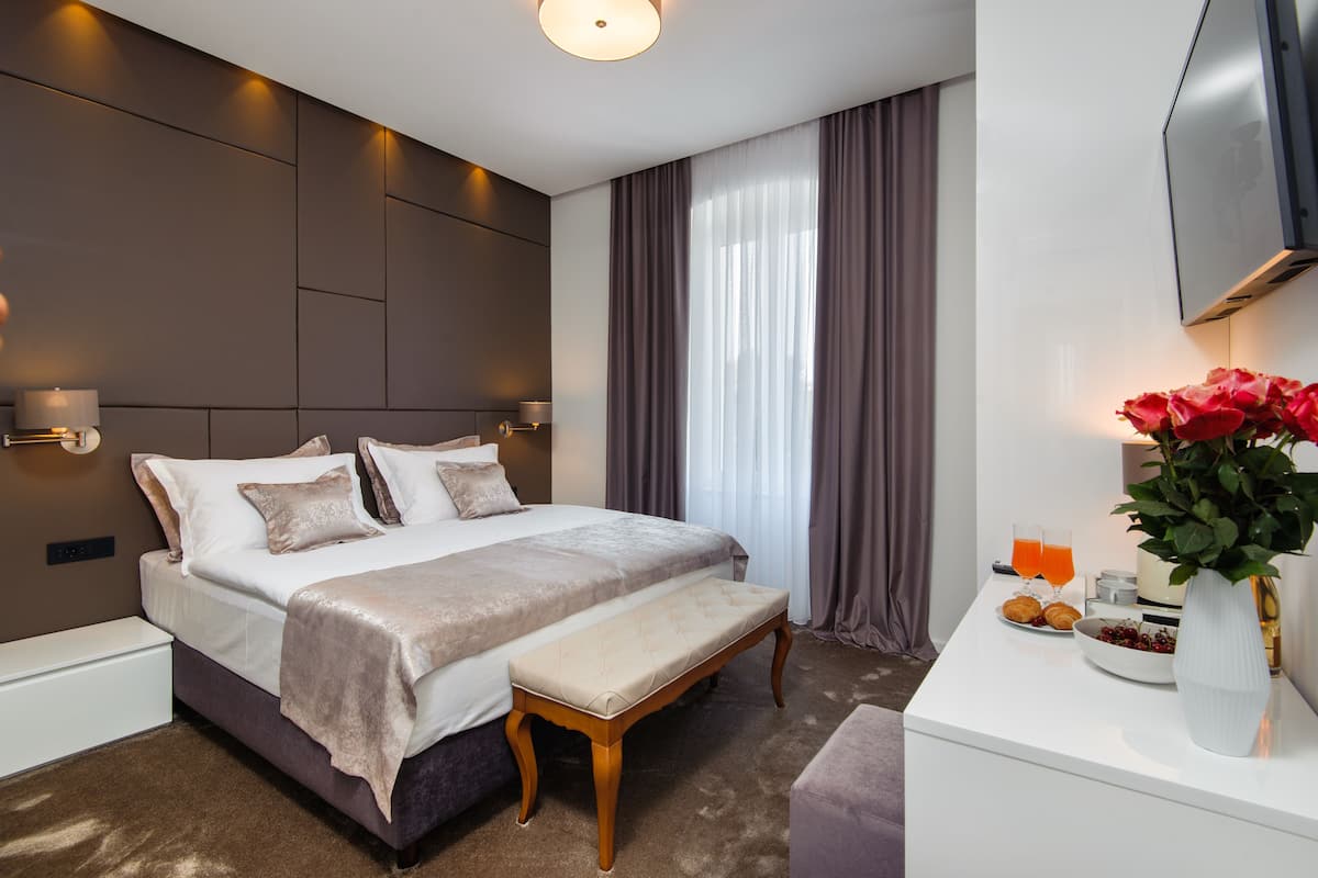 Luxury Double Room, 1 King Bed, Private Bathroom, City View 4 | 高級寢具、迷你吧、客房內保險箱、書桌