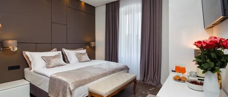 Luxury Double Room, 1 King Bed, Private Bathroom, City View 4