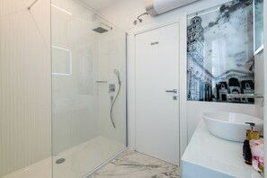 Luxury Double or Twin Room, Private Bathroom, Beach View 2 | Kylpyhuone | Suihku, ilmaiset hygieniatuotteet, hiustenkuivaaja, tohvelit