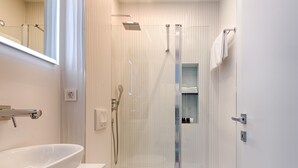 Luxury Double Room, 1 King Bed, Private Bathroom, Beach View 1 | バスルーム | シャワー、バスアメニティ (無料)、ヘアドライヤー、スリッパ