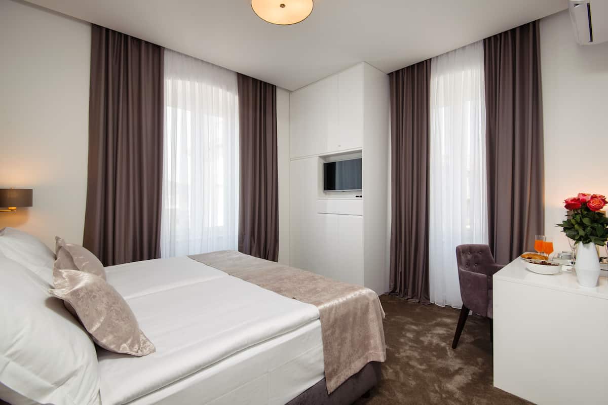 Luxury Double or Twin Room, Private Bathroom, City View 3 | 高級寢具、迷你吧、客房內保險箱、書桌