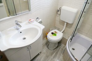 Family Apartment, 2 Bedrooms, Balcony | Bathroom | Shower, rainfall showerhead, free toiletries, hair dryer - Apartments Martinovic (Dubrovnik)