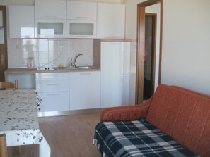 Standard Apartment, 1 Bedroom, Balcony, Sea View (4) | Private kitchenette - Beach Apartments Toni (Podstrana)