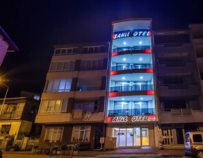Front of property – evening/night - Amasra Sahil Otel (Amasra)