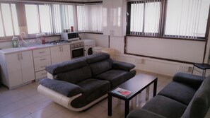 City Single Room, 1 Twin Bed, Shared Bathroom | Bathroom | Shower, free toiletries - German Colony Guest House (Haifa)