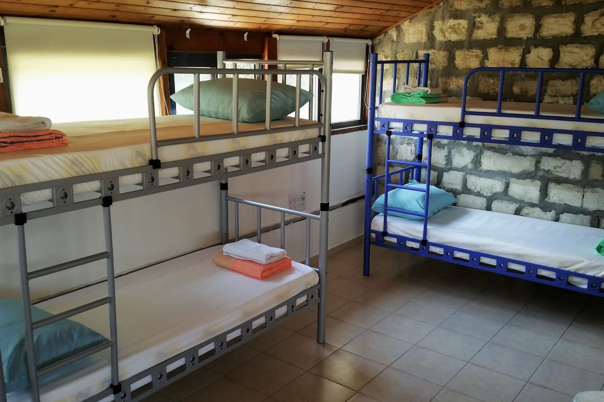 Dormitorio condiviso City, dormitorio misto, bagno condiviso | 1 camera, una scrivania, Wi-Fi gratuito, lenzuola