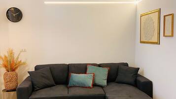 Apartment, 1 Bedroom, Balcony, Annex Building | Wohnbereich | Flachbildfernseher