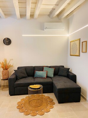 Apartment, 1 Bedroom, Balcony, Annex Building | Oppholdsområde | Flatskjerm-TV