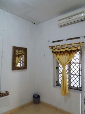 Double Room, Shared Bathroom | Free WiFi, bed sheets - Ndalem Diajeng Homestay (Yogyakarta)
