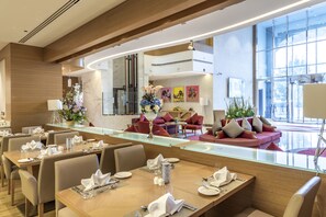 Aamiainen, lounas ja illallinen; kansainvälinen keittiö