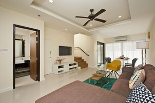 3-Bedroom House with Garden View | Living area