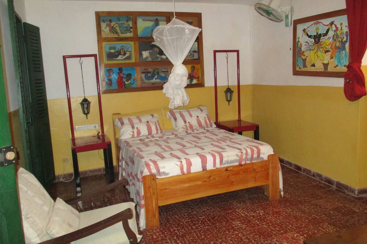 Cortinas blackout, tabla de planchar con plancha y wifi gratis 