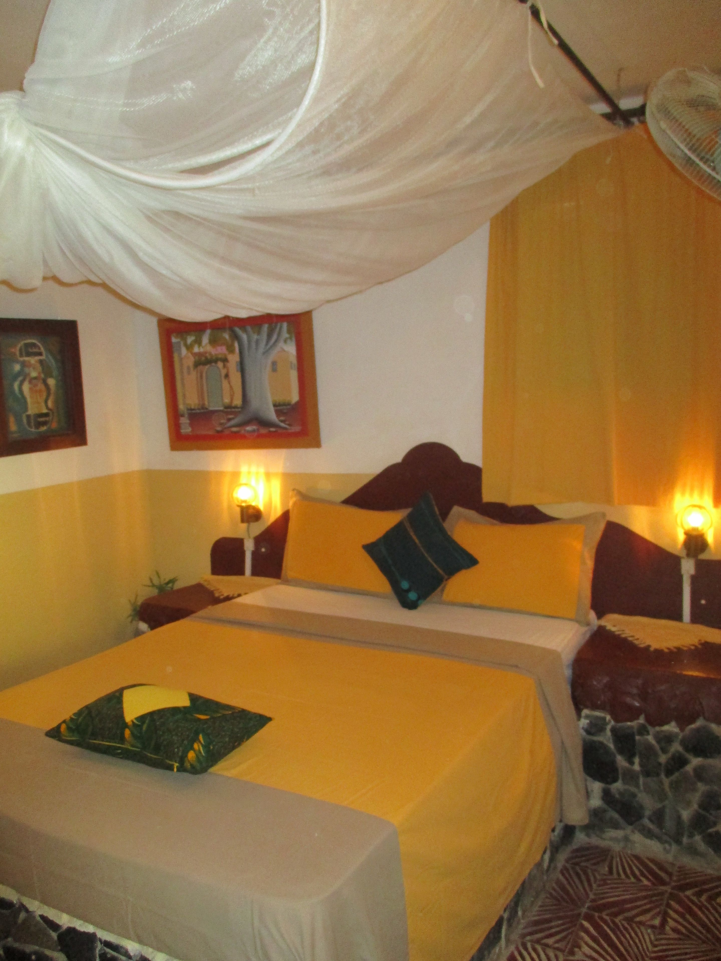 Màn/rèm cản sáng, bàn ủi/dụng cụ ủi quần áo 