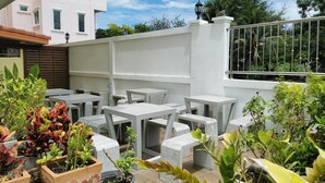 A patio area with outdoor seating and potted plants. - Baan Pattamaporn Hotel (Hua Hin)