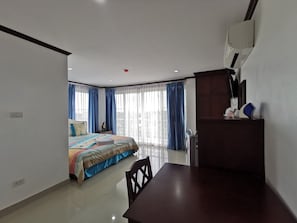 Escritorio, insonorización, wifi gratis y ropa de cama 