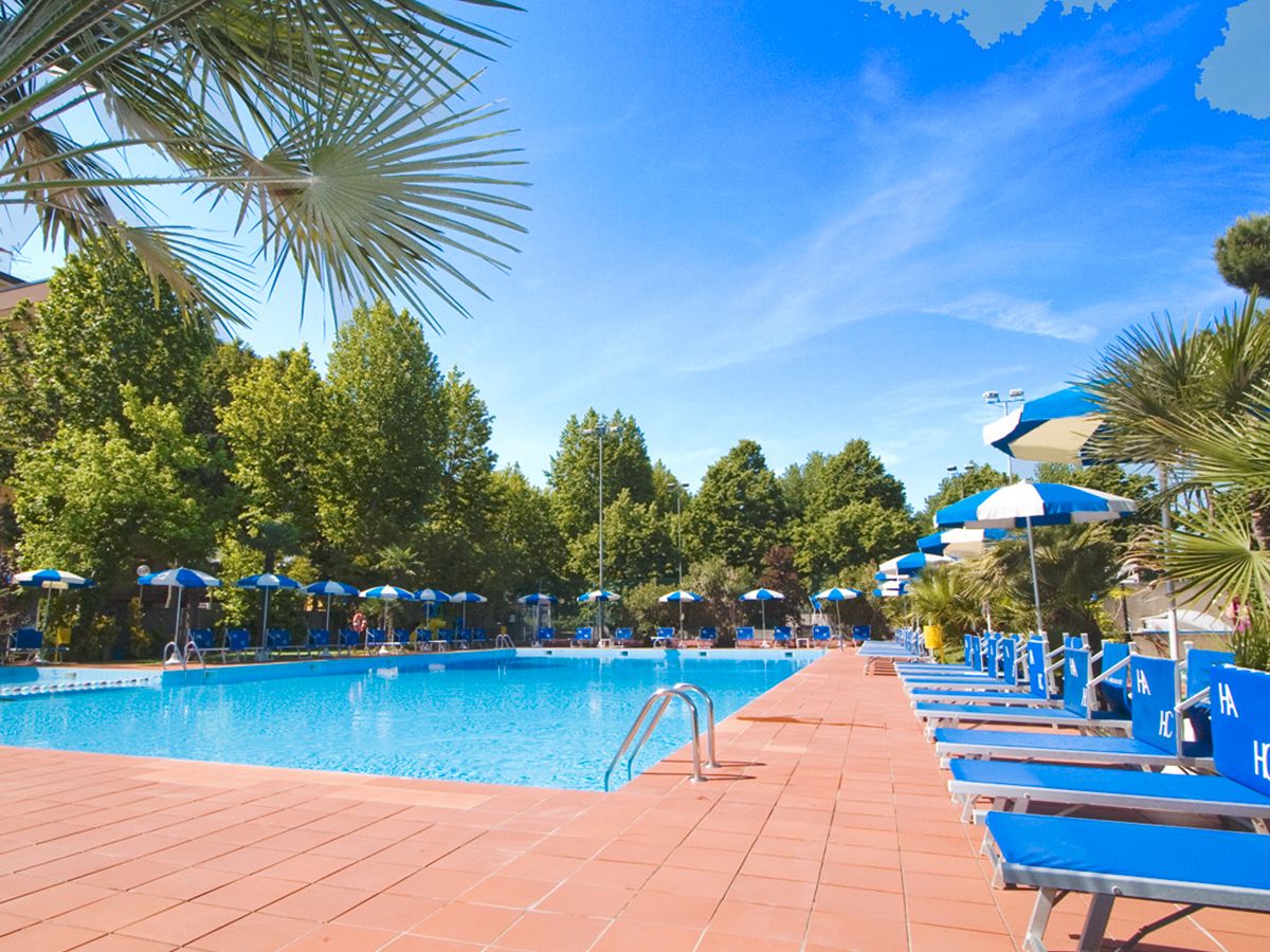 Seasonal outdoor pool, pool umbrellas, sun loungers