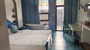 Deluxe Room | Desk, blackout drapes, free WiFi