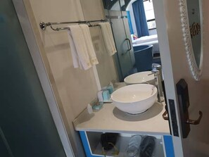 Quarto família | Banheiro | Produtos de toalete grátis, secador de cabelo, chinelos 