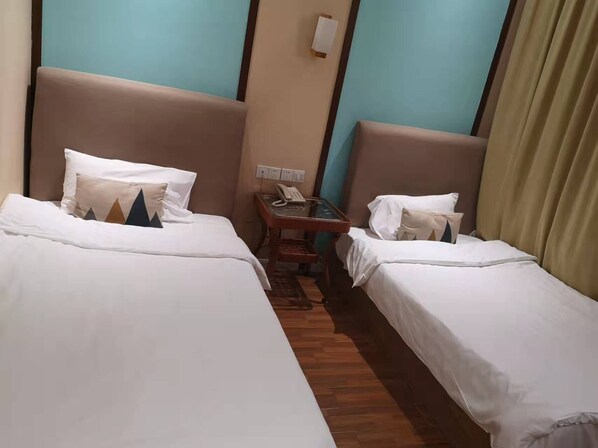 Desk, blackout curtains, free WiFi - Dreamhouse Theme Hotel (Shanghai)