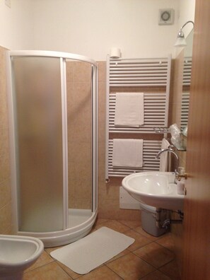 Deluxe Double or Twin Room, Lake View | Bathroom | Shower, towels - Garni Marika (Gargnano)
