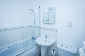 Deluxe Apartment, 2 Bedrooms, Ensuite, River View | Bathroom | Combined shower/tub, free toiletries, hair dryer, towels