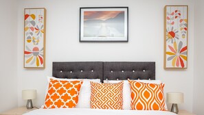 1 غرفة نوم وأغطية فراش متميزة ومكتب ومكواة/لوح كي