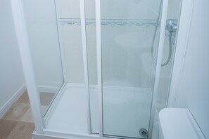 Apartamento luxo, 2 quartos, suíte, vista para o rio | Chuveiro