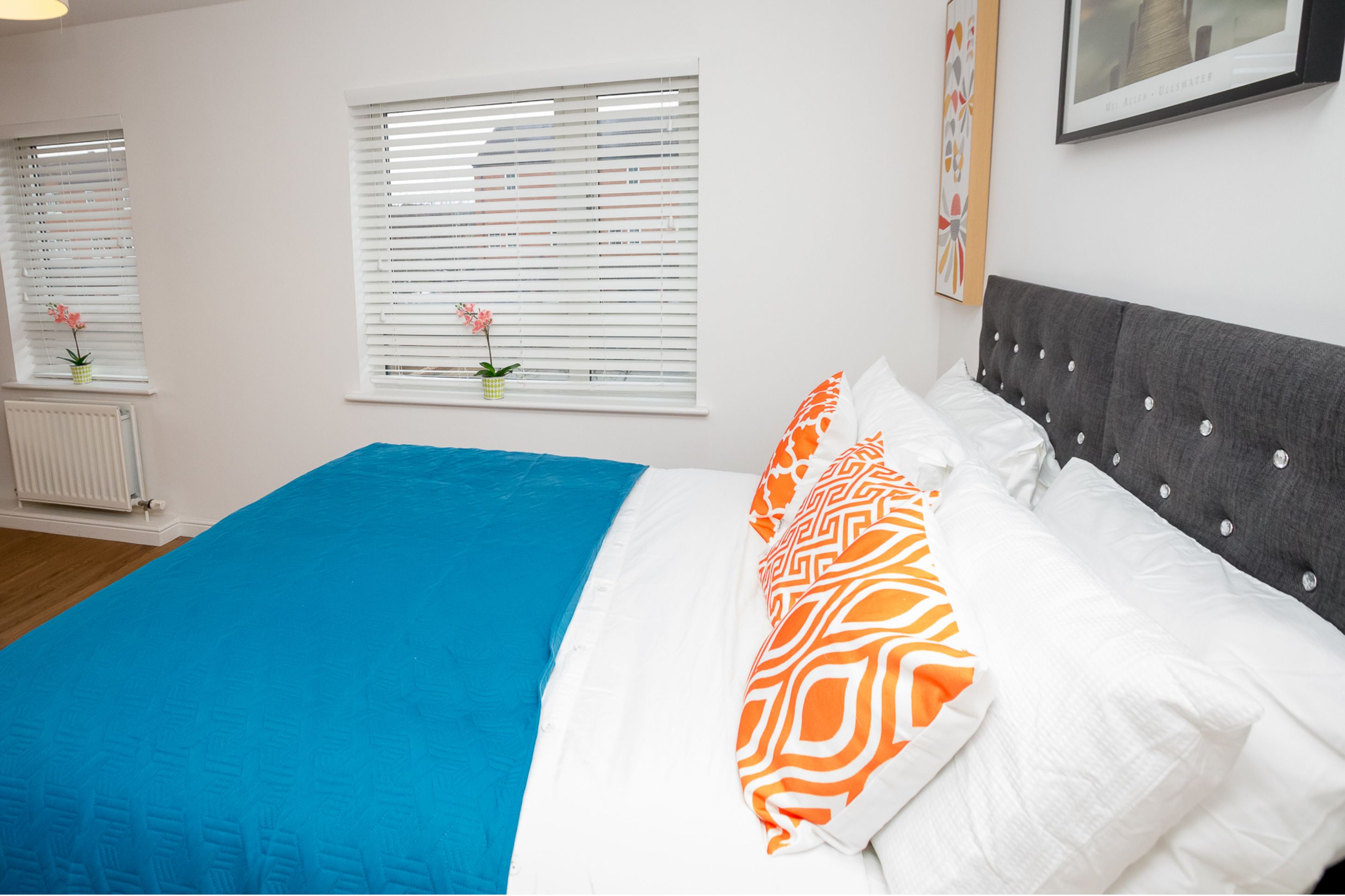 1 室のベッドルーム、高級寝具、デスク、アイロン / アイロン台