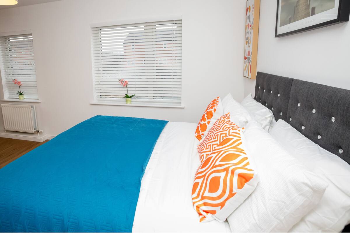 1 bedroom, premium bedding, desk, iron/ironing board