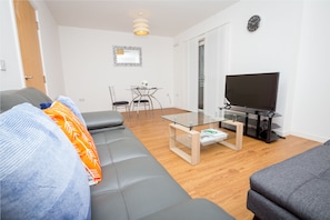 Deluxe Apartment, 2 Bedrooms, Ensuite, River View | Living room | 40-inch flat-screen TV with digital channels, TV - The Luxuriant Place No. 2 (Northampton)