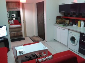 Basic-Apartment, 1 Schlafzimmer | Wohnbereich | LCD-Fernseher