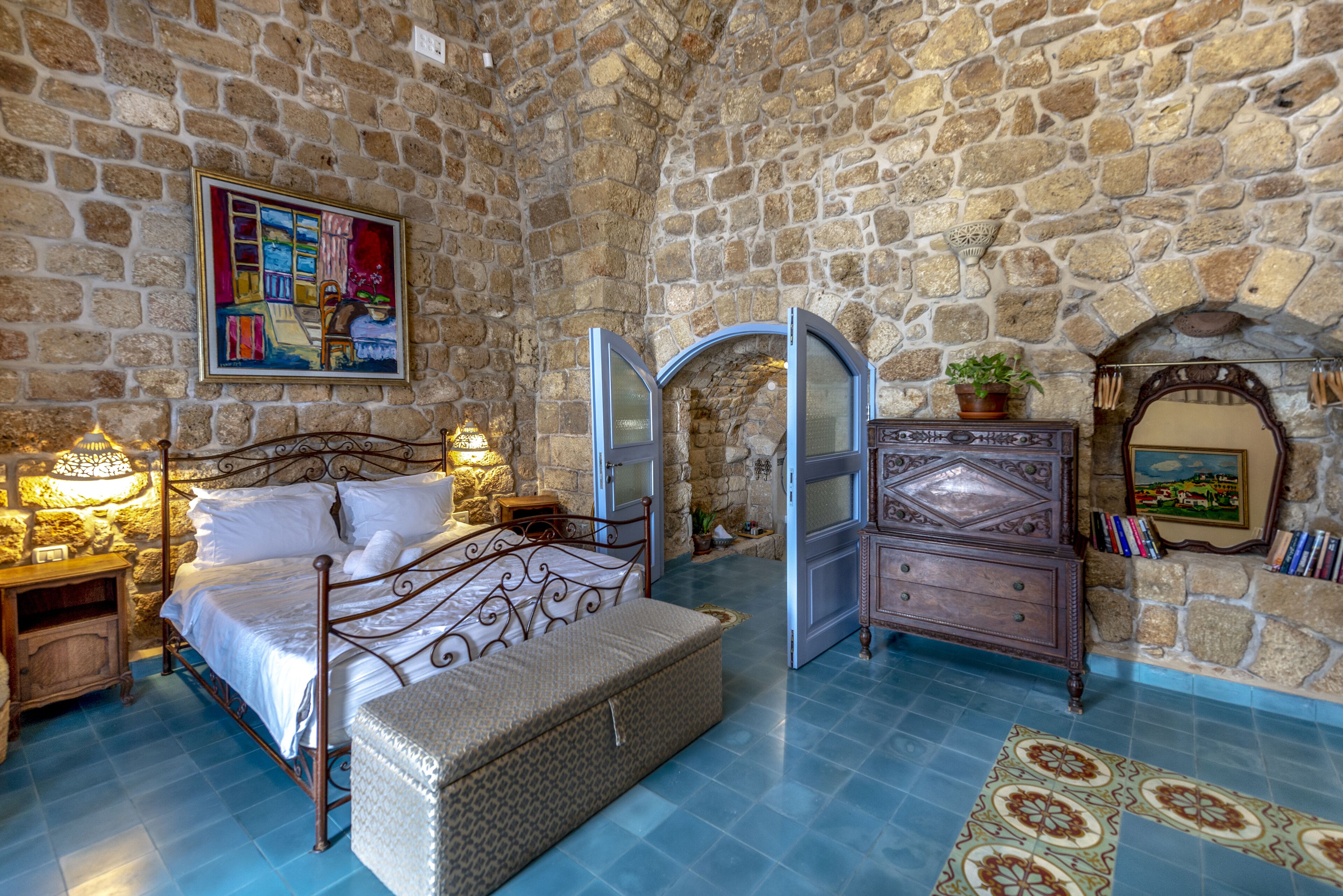 بديكورات فريدة لكل غرفة وطراز فريد لكل وحدة ومكتب ومكواة/لوح كي