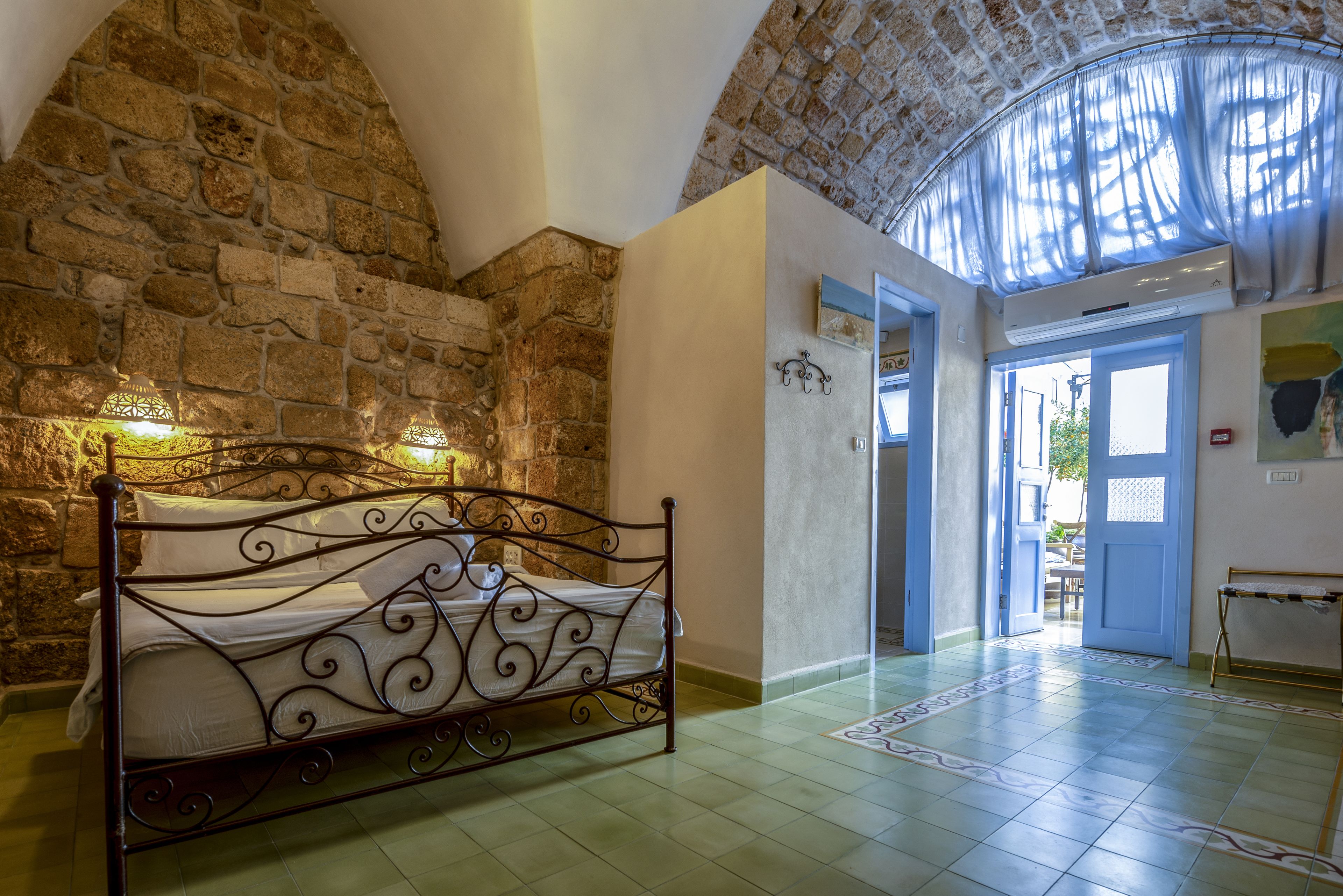 Decoración personalizada, muebles diferentes y escritorio 