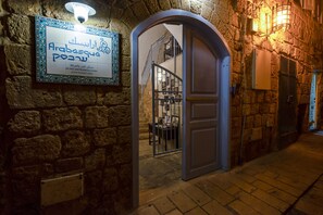 Fachada de la propiedad por la tarde o noche