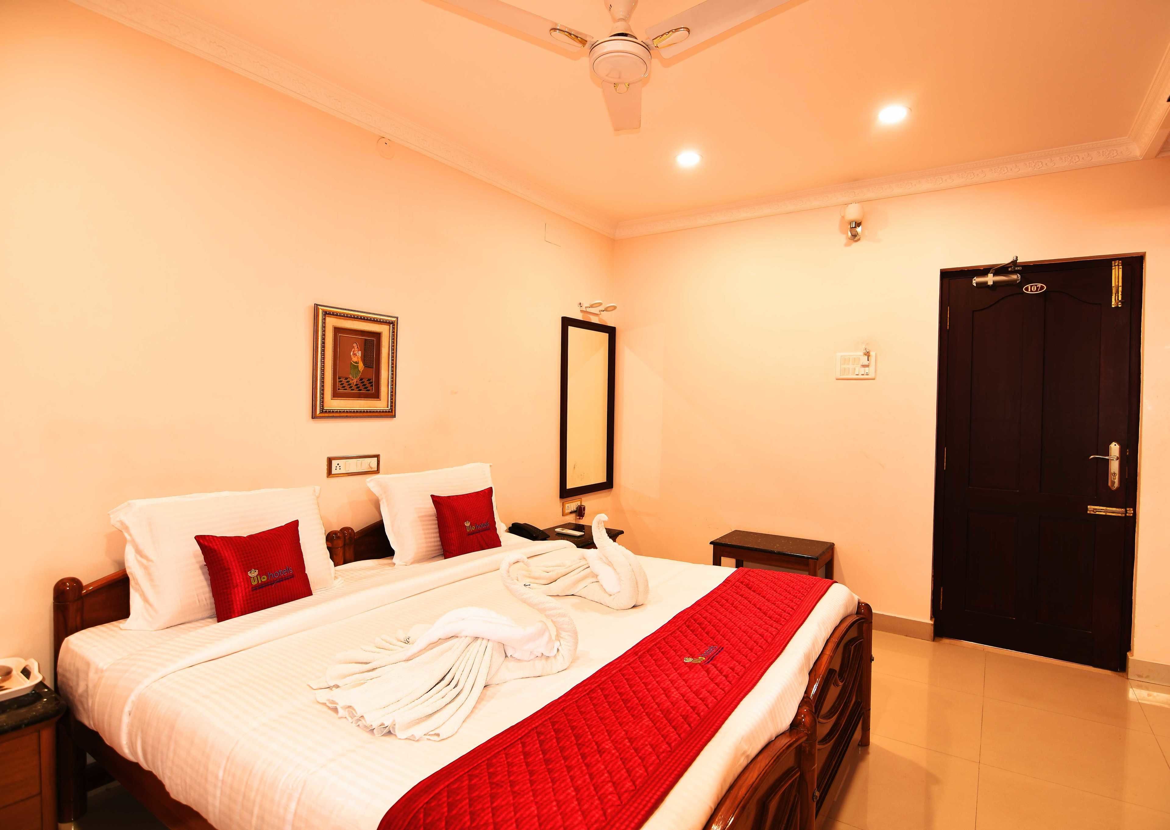 Deluxe Double Room Single Use, 1 Bedroom, Smoking | Desk, rollaway beds, free WiFi