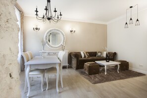 Deluxe-Apartment | Wohnbereich | Fernseher, Fußbodenheizung