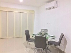 تناول الطعام داخل الغرفة