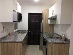 Condo familiar, 2 habitaciones | Cocina privada | Refrigerador, microondas, horno y parrilla de estufa 