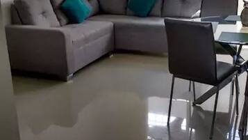 Condo familiar, 2 habitaciones | Área de sala de estar | Televisión de pantalla plana
