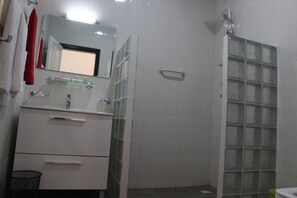 Deluxe-Doppelzimmer, 1 Doppelbett, Meerblick | Badezimmer
