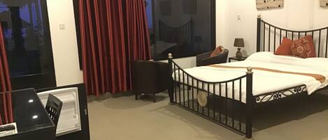 Chambre Double Deluxe, vue océan | Minibar, coffres-forts dans les chambres, bureau, Wi-Fi gratuit