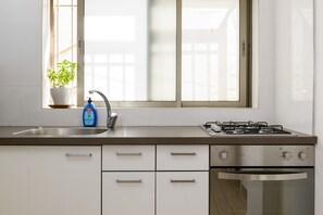 City Apartment, 3 Bedrooms | Private kitchenette | Fridge, microwave, oven, stovetop - Your Home Two Min From Frishman Beach (Tel Aviv)