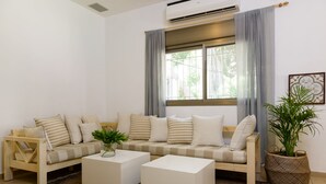 City Apartment, 3 Bedrooms | Living room - Your Home Two Min From Frishman Beach (Tel Aviv)