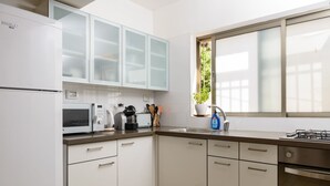 City Apartment, 3 Bedrooms | Private kitchenette - Your Home Two Min From Frishman Beach (Tel Aviv)