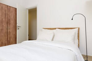 City Apartment, 3 Bedrooms | 3 bedrooms, Egyptian cotton sheets, premium bedding, desk - Your Home Two Min From Frishman Beach (Tel Aviv)