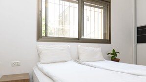 City Apartment, 3 Bedrooms - Your Home Two Min From Frishman Beach (Tel Aviv)