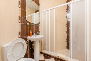 Estudio estándar, Terraza, vista al jardín | Baño | Regadera, amenidades de baño gratuitas, secadora de cabello, toallas