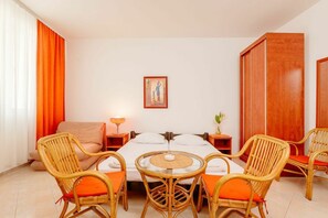 Estudio superior, 2 camas individuales, Terraza, vista al jardín | Área de sala de estar | Televisión de pantalla plana