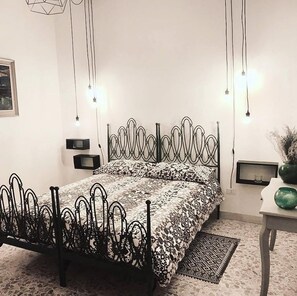 Comfort Room | Premium bedding, in-room safe, desk, soundproofing - B&B Miseno23 (Bacoli)